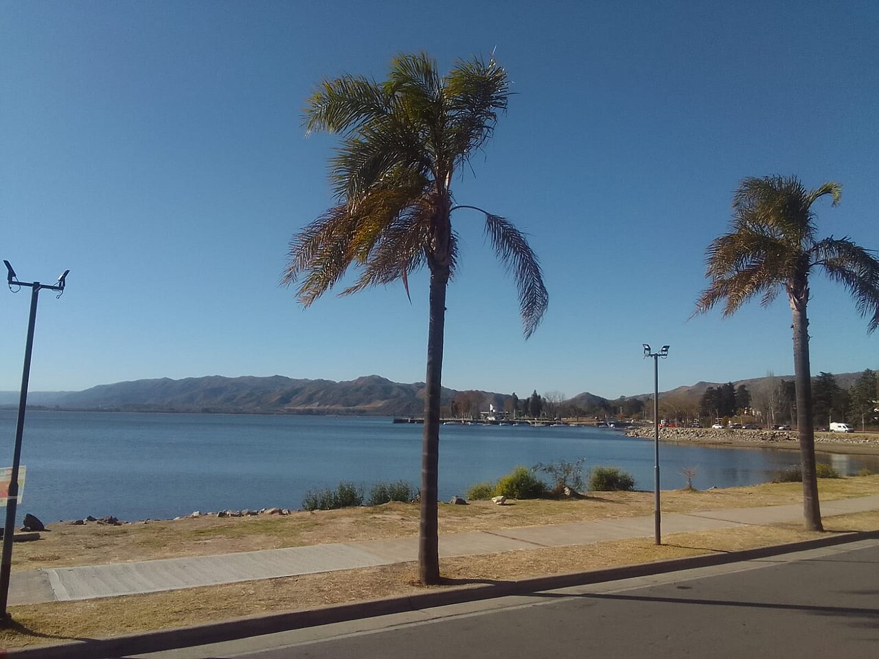 Costanera de Villa Carlos Paz junto al lago San Roque